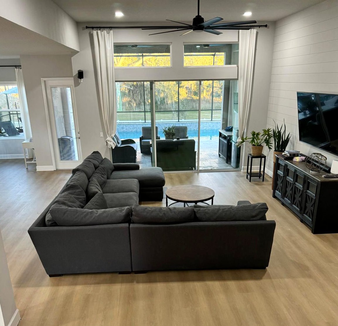 Living room with DV Flooring luxury vinyl plank